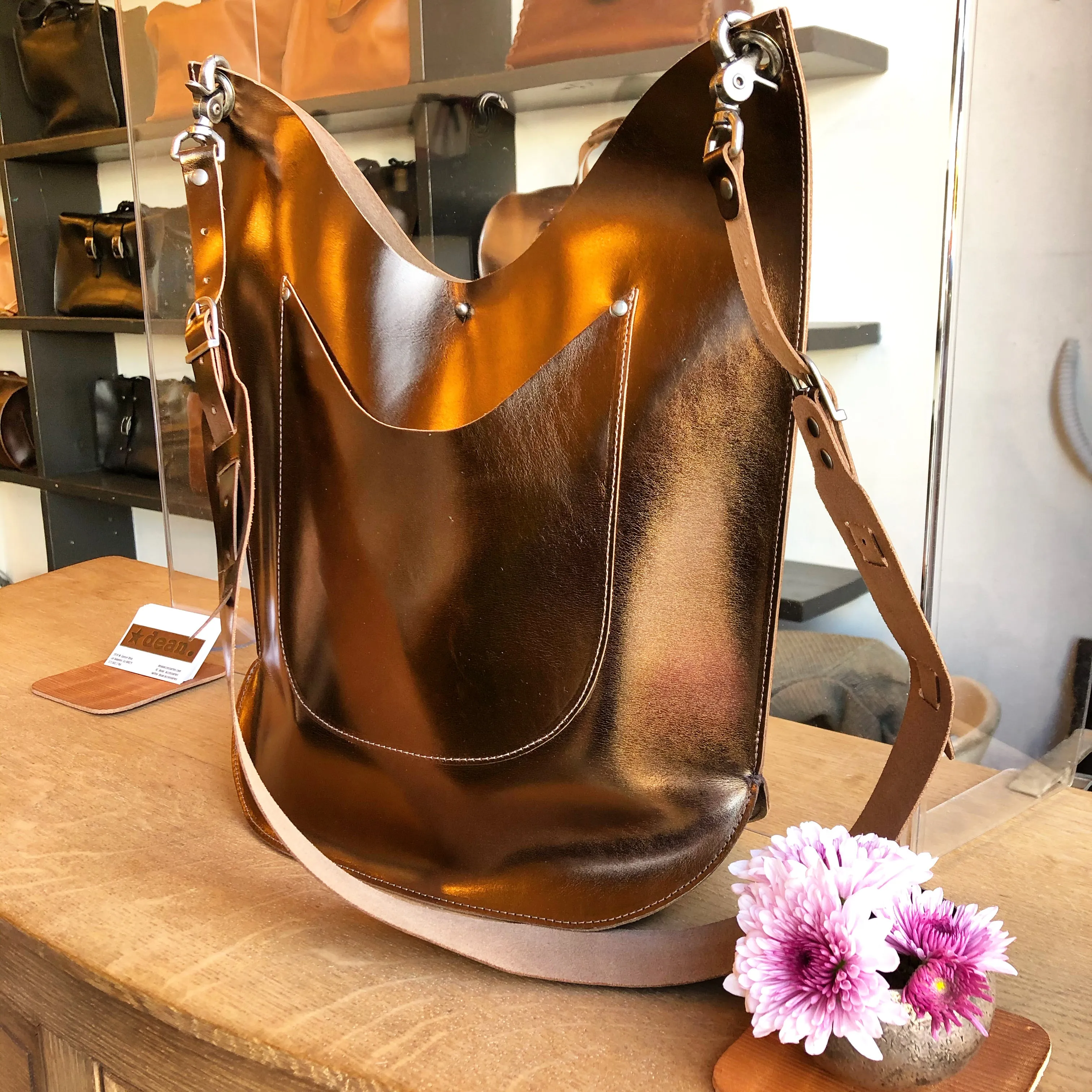 B38 Curved tote